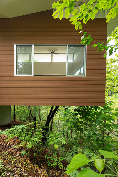 Amazing exterior of a suspended house in Costa Rica by Indigo Arquitectura