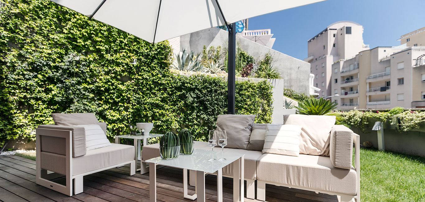 Dazzling apartment near Monaco makes for a great summer retreat for holidays on the French Riviera - Gorgeous outdoor lounge area designed by NG-Studio