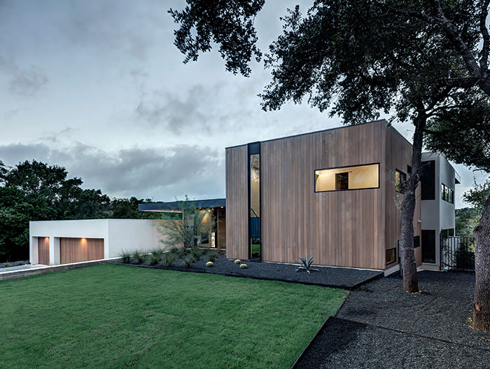 Designed by Matt Fajkus Architecture, this dazzling Bracketed Space House in Austin, Texas lets the family enjoy an indoor-outdoor lifestyle