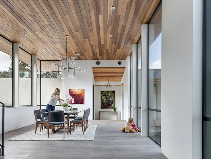 Modern dining room design idea in dazzling house located in Austin, Texas - by Matt Fajkus Architecture