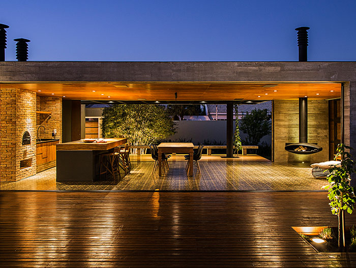 Beautiful dining room leading to terrace - mcny House by mf+arquitetos