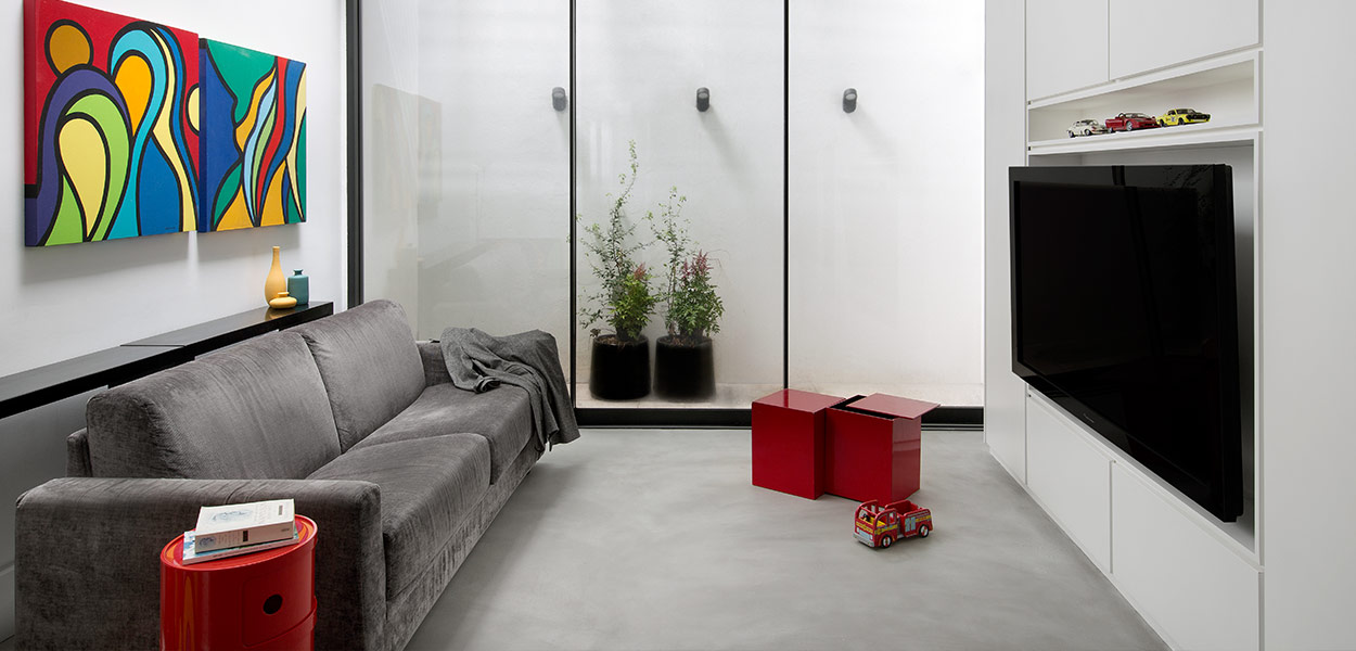 Small family room design with vintage furniture in a renovated house in London by extrArchitecture