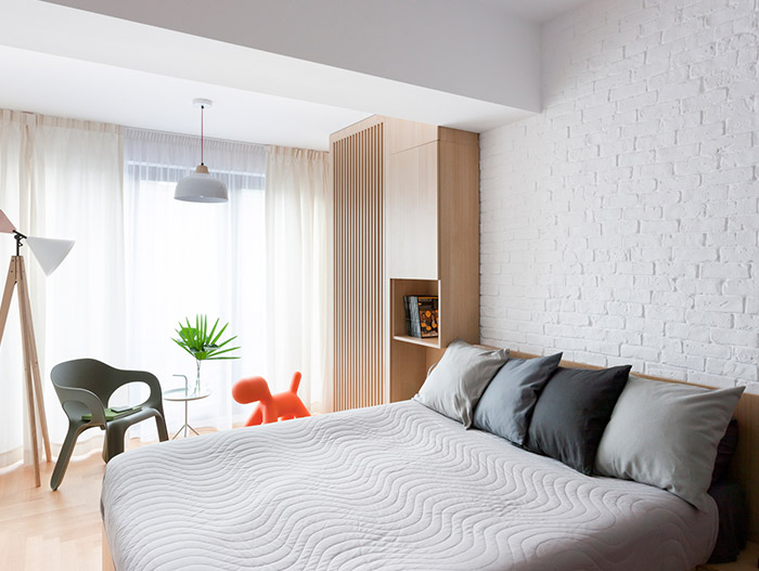 Modern bedroom design idea in a stylish, functional apartment in Bucharest by Rosu-Ciocodeica
