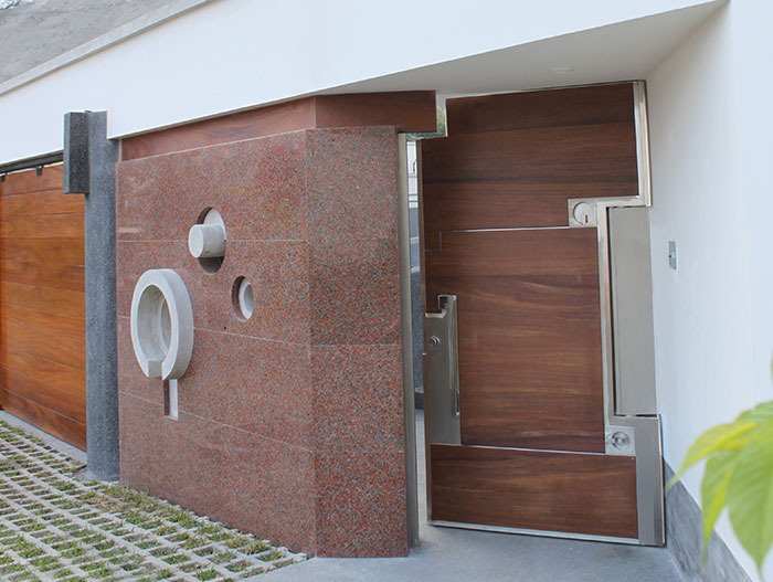 Entrance to breathtaking house in Peru by Longhi Architects 