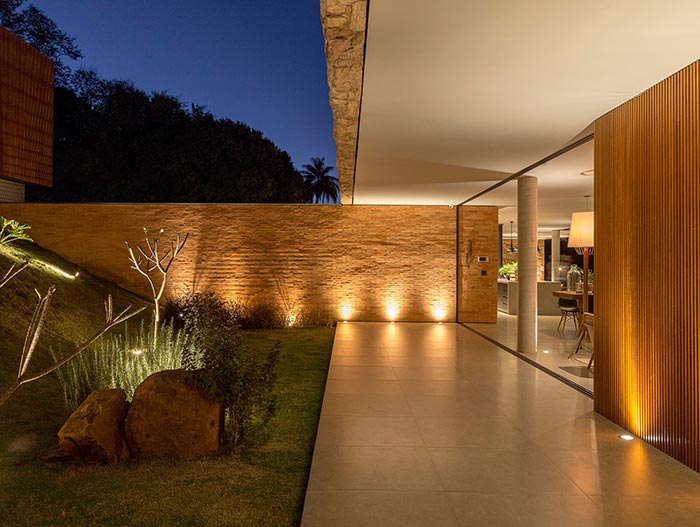 House of Stones by mf+arquitetos located in Franca, Brazil