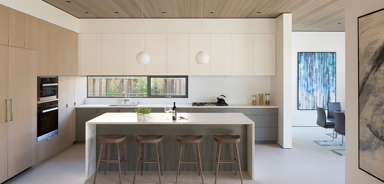 Modern kitchen with neutral color palette in Lantern House by Feldman Architecture