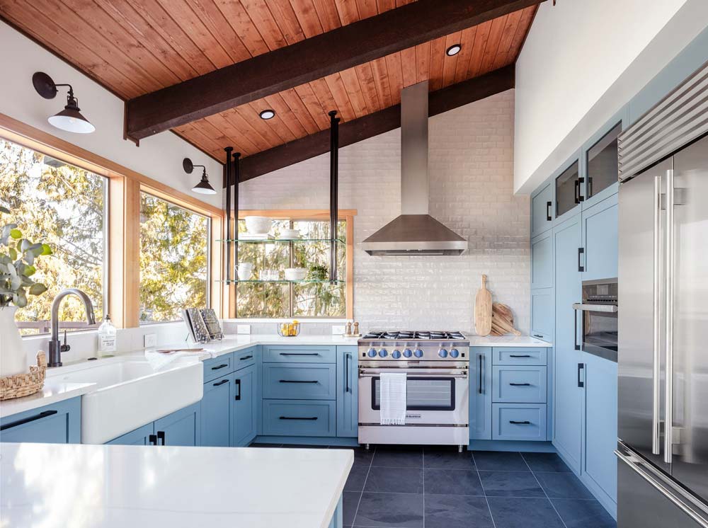 Kitchen with light blue cabinets and dark handles | Blue kitchen ideas & inspiration