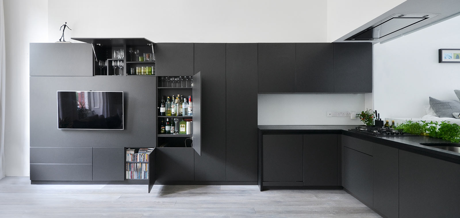 Black kitchen with hidden storage - Renovation by DPAW