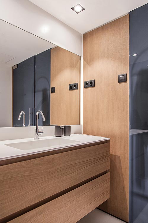 Small bathroom idea in a renovated one-bedroom home located in Barcelona, Spain - Llull apartment by YLAB Arquitectos