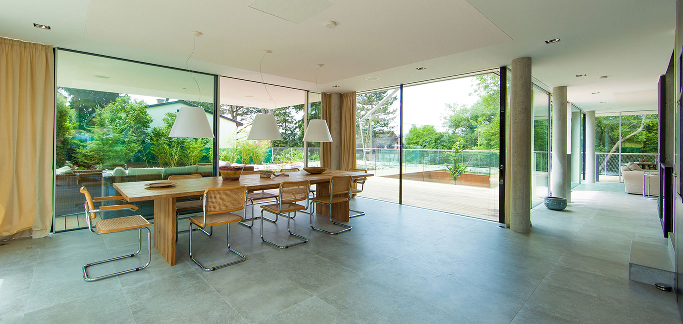 Modern dining room design in a light-filled, low-energy house in Vienna, Austria by Architekt Zoran Bodrozic