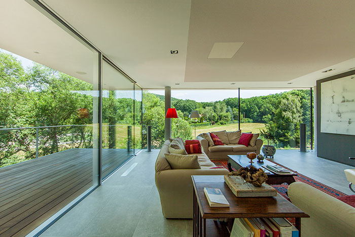 Colorful living room design idea in a light-filled, low-energy house in Vienna, Austria by Architekt Zoran Bodrozic