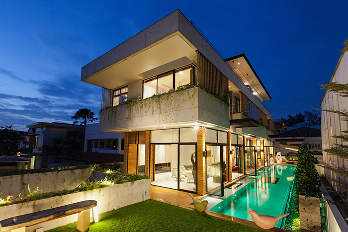 Luxury house East Singapore with stunning swimming pool