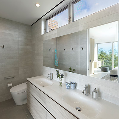 Modern bathroom design in New York house by Stelle Lomont Rouhani Architects