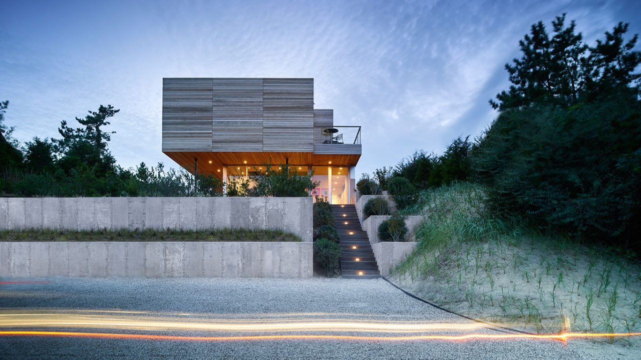 Mako Residence: Multigenerational house in Amagansett, New York balances privacy and ocean views by Stelle Lomont Rouhani Architects