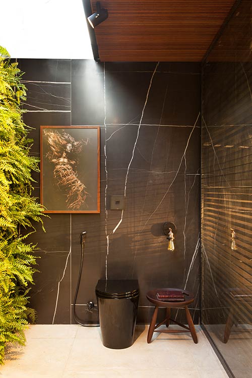 Amazing master bathroom in a contemporary brazilian house designed by mf+arquitetos