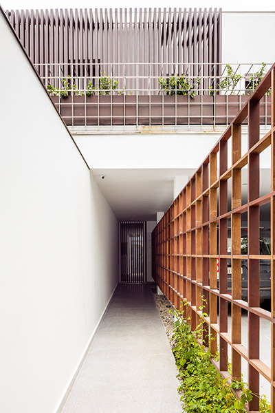 Entrance to modern AA House in Sao Paulo, Brazil by Pascali Semerdjian Architects