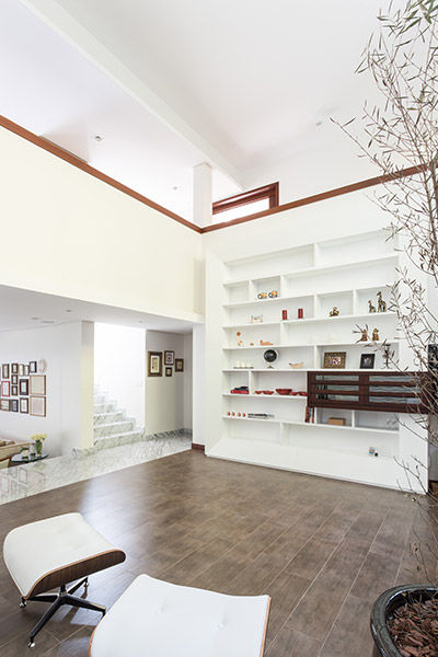 Beautiful all white interior design idea inside spectacular cantilevered house in Erechim