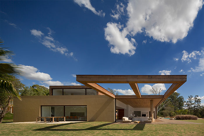 Modern architecture at its best : Brazilian sustainable house near Sao Paulo