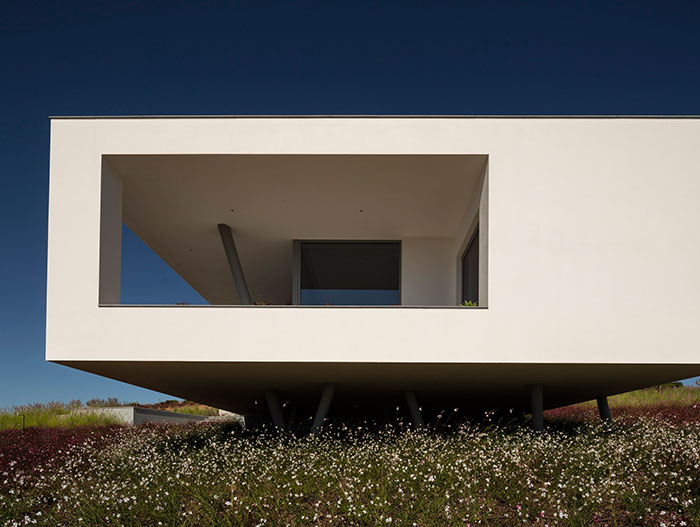 Modern Portuguese architecture displayed in Zauia House by Mario Martins Atelier