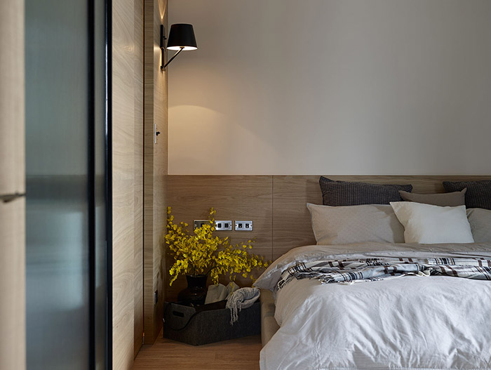 Modern bedroom design idea in an inviting apartment in Taiwan with plenty of spaces for the kids to play - by Awork Design Studio