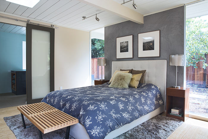 Modern bedroom in Palo Alto California indoor-outdoor house