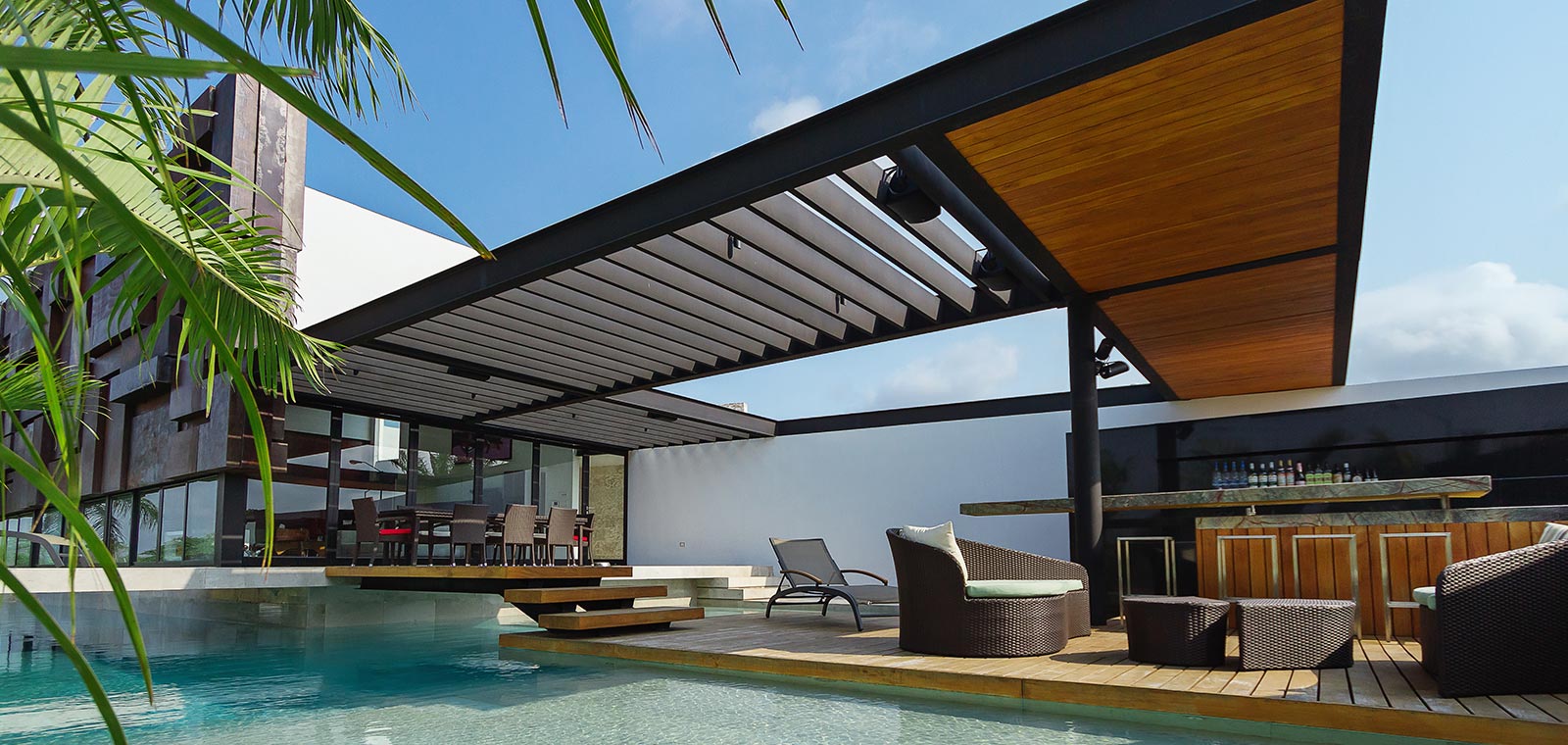 Modern lakeside house with stunning pool for bachelor lifestyle