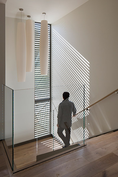 Modern staircase in Lantern House by Feldman Architecture