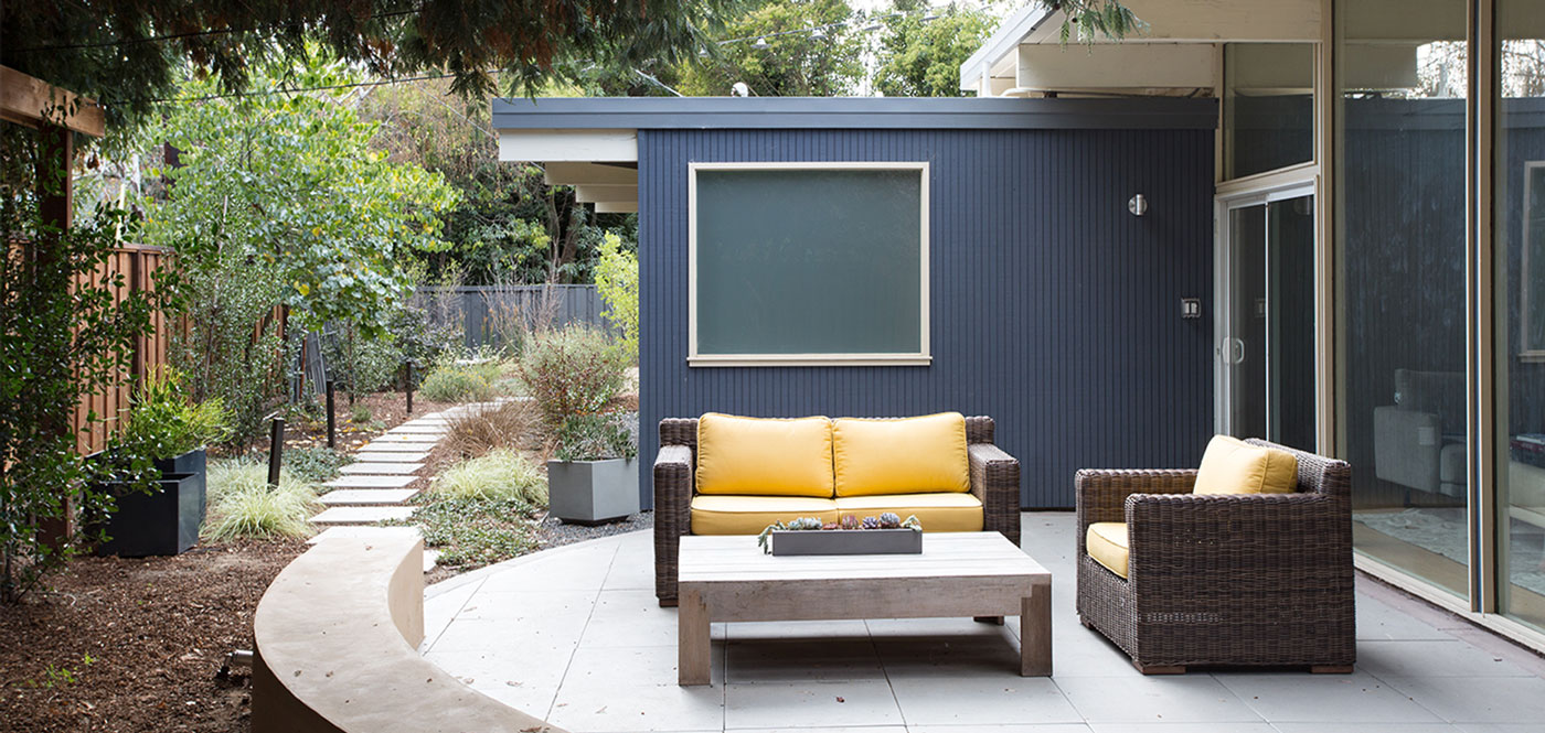 Modern patio and terrace in classic Eichler house that gets chic look