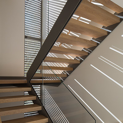 Modern staircase in Lantern House by Feldman Architecture