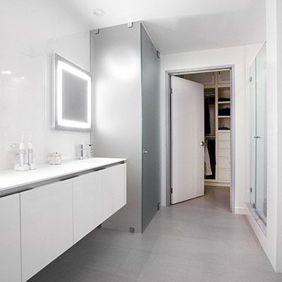 Modern white bathroom in Los Angeles twin loft by CHA:COL 