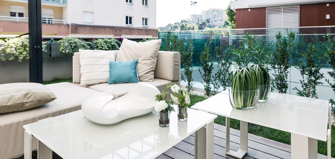 This Luxurious Monaco apartment makes for a great summer retreat on the French Riviera - Lovely outdoor lounge area designed by NG-Studio