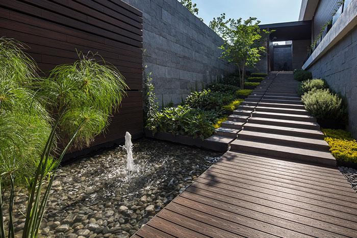 Modern entrance to breathtaking house by GLR arquitectos