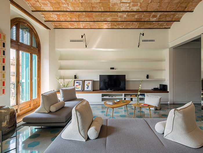 Stunning apartment with open-space living room and kitchen design - located in Barcelona and designed by Nook Architects