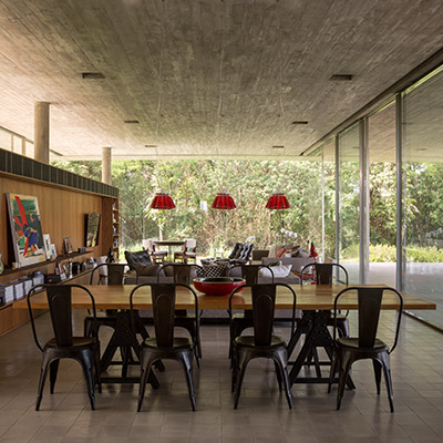Open-plan living and dining area in Casa Redux - a minimalist Brazilian house by Studio MK 