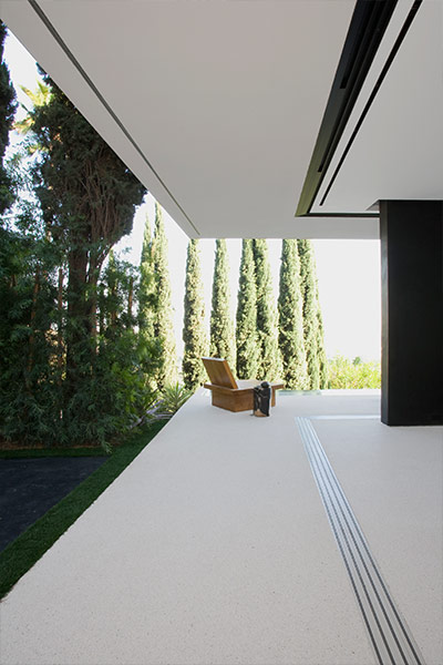 Modern terrace in amazingOpenhouse by XTEN Architecture