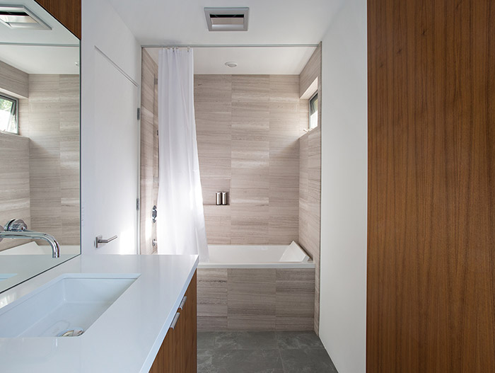 Modern bathroom design idea in a Palo Alto house by Klopf Architecture