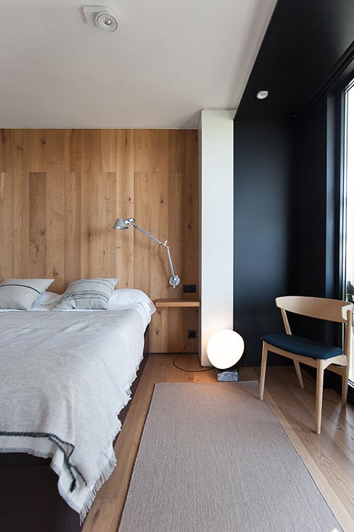 Modern bedroom design idea in a confortable renovated apartment located in Barcelona, Spain by YLAB Arquitectos