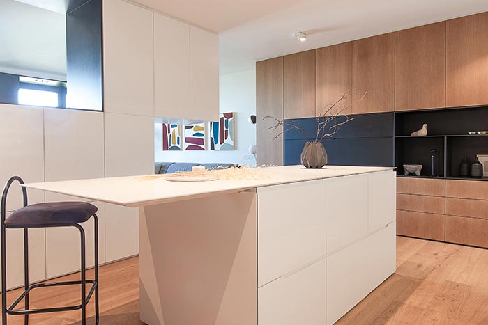 Modern custom-made kitchen design idea in a one-bedroom home located in Barcelona, Spain - renovation by YLAB Arquitectos