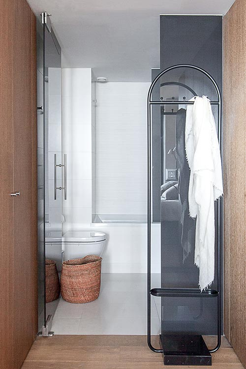Small bathroom idea in a one-bedroom home located in Barcelona, Spain - renovation by YLAB Arquitectos