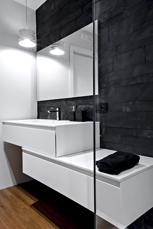 Modern black and white bathroom design idea in a renovated apartment located in Italy - SG House by M12 Architettura Design