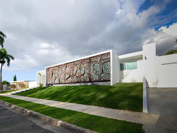 Amazing house in Puerto Rico wrapped in sculptural steel sunscreen - designed by Diaz Paunetto Architects