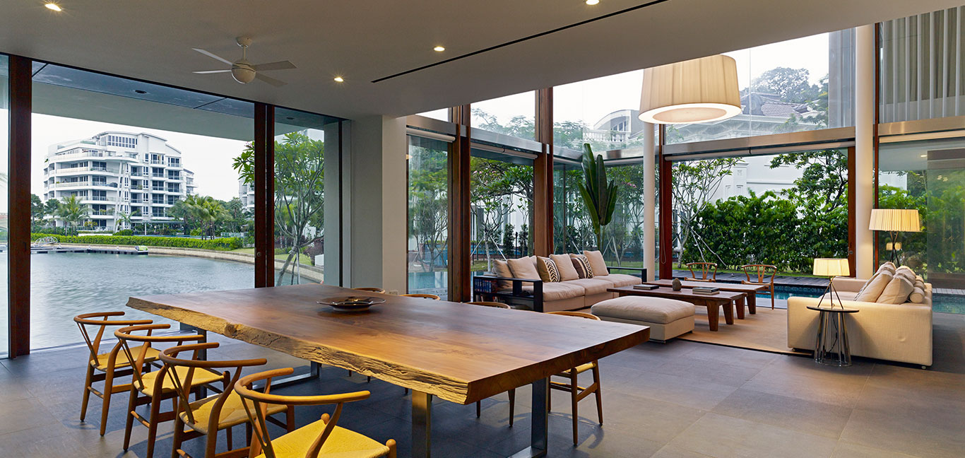 Modern Sophisticated living room in Sentosa Cove, Singapore holiday retreat by Rober Greg Shand Architects