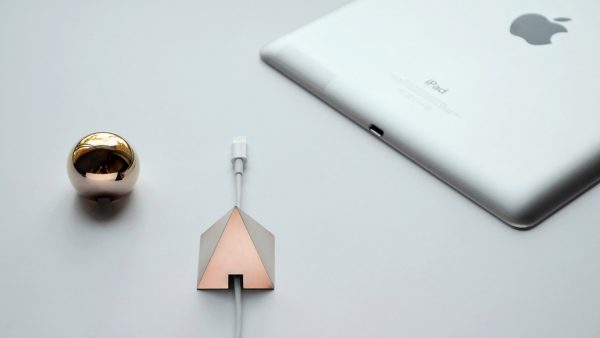 SHAPES – Metal Cable Holder: Geometric accessories for your home office