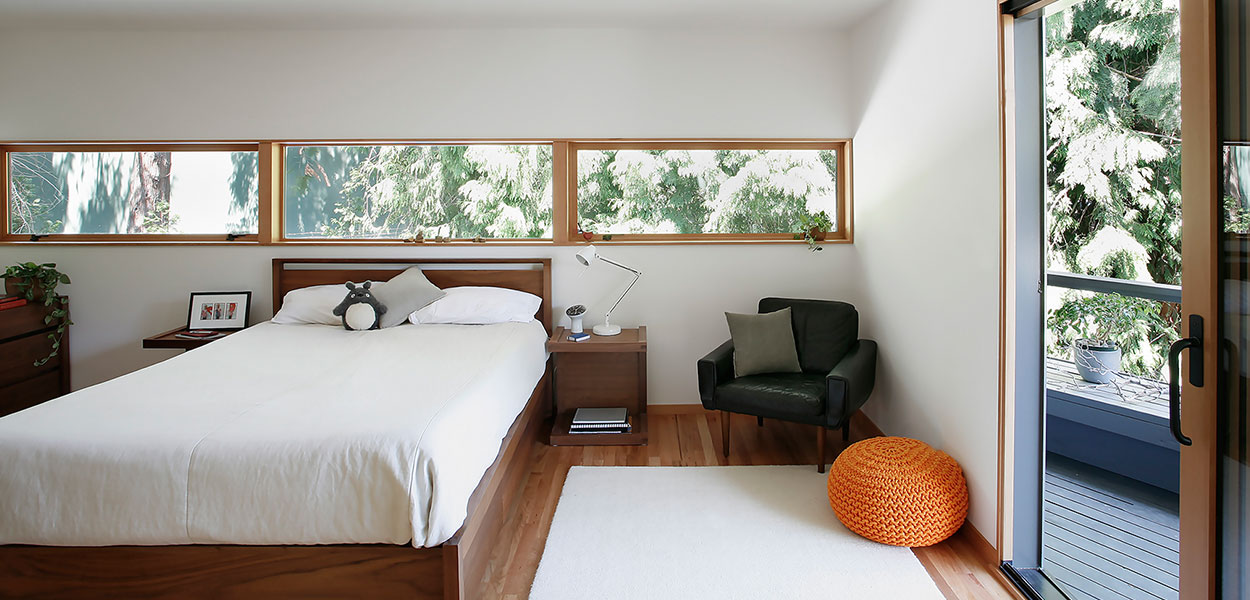 Modern bedroom in warm home near Seattle, USA by SHED Architecture