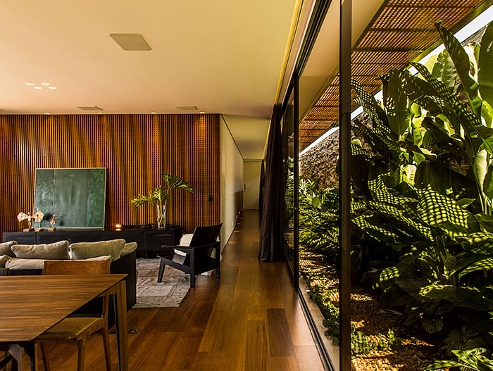 Single-family house near Sao Paulo, Brazil with beautiful garden by mf+arquitetos