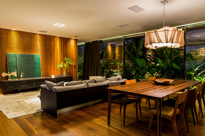 Gorgeous living room design idea in a single-family house near Sao Paulo inspired by Brazilian modernism - by mf+arquitetos