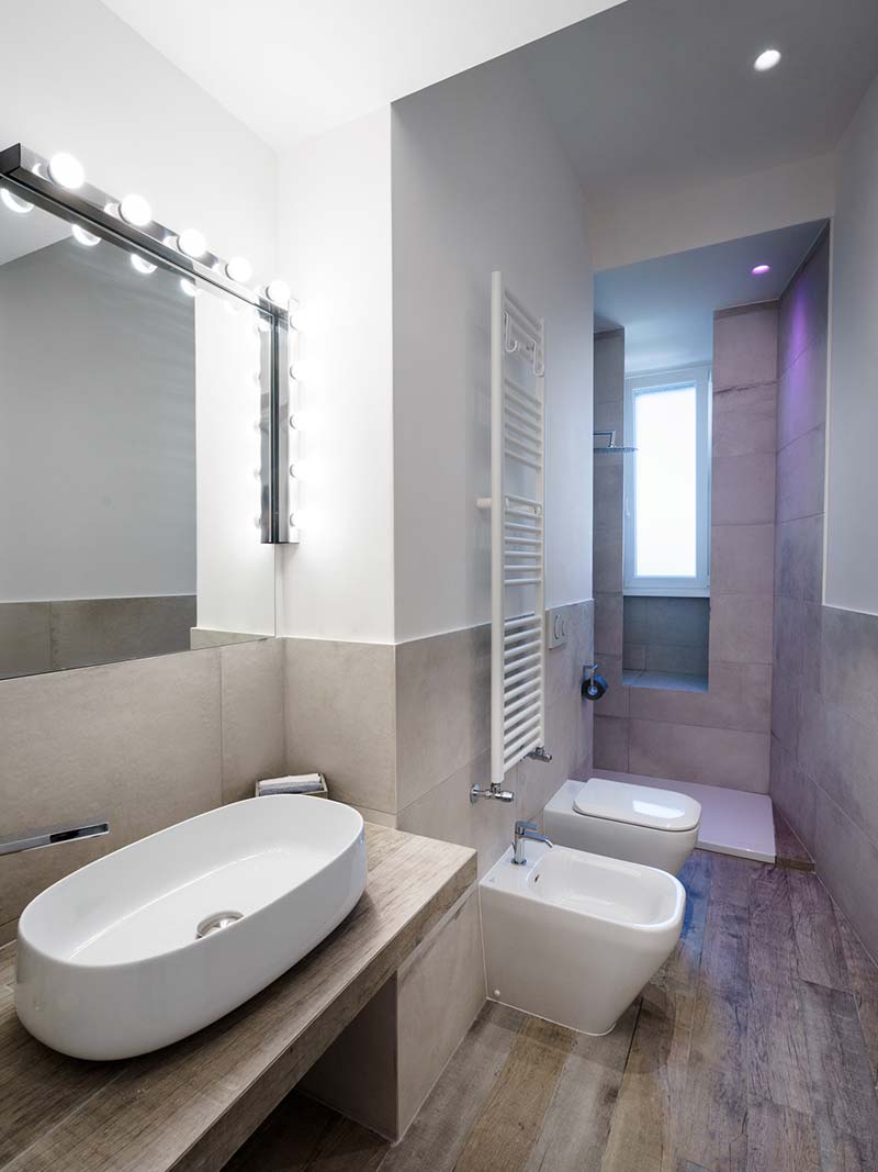 How to make a small bathroom look bigger - bright lighting