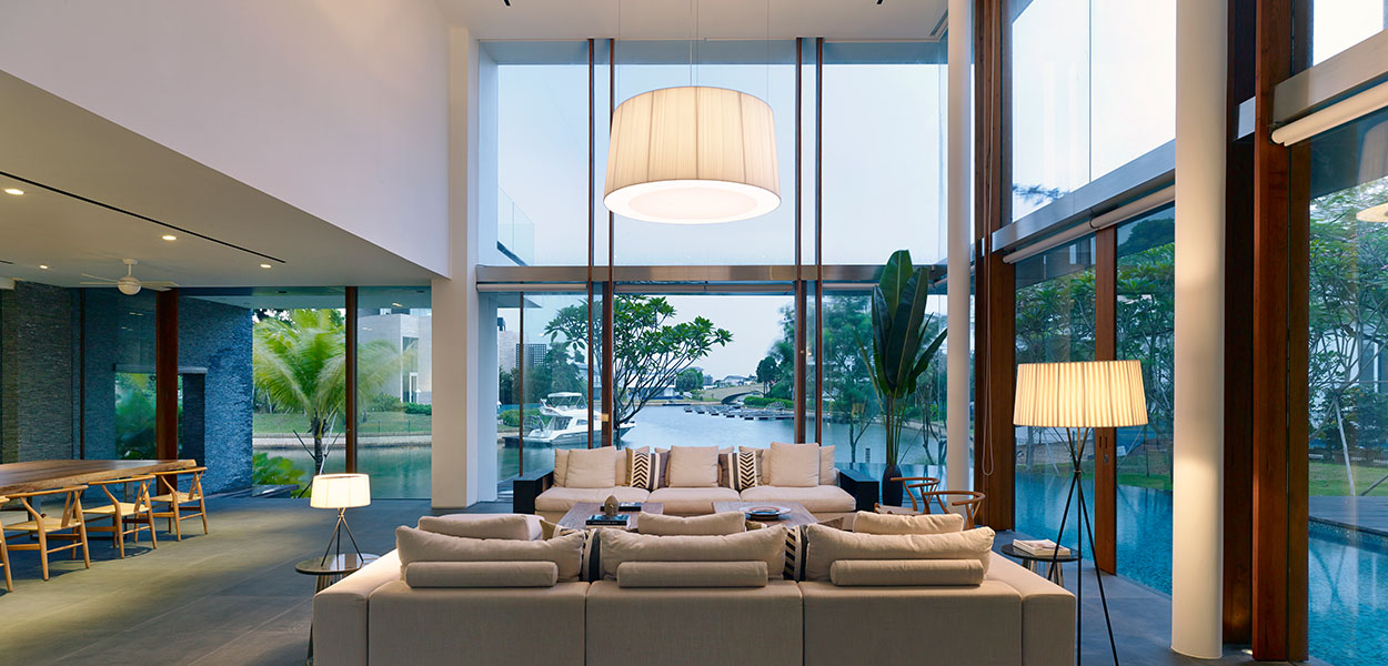 Modern sophisticated living room in Sentosa Cove, Singapore holiday retreat by Robert Greg Shand Architects