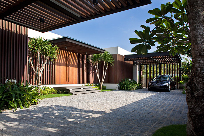 Enclosed Open House by Wallflower Architecture + Design: Contemporary exterior of a spacious house in Singapore that strikes a balance between privacy and openness