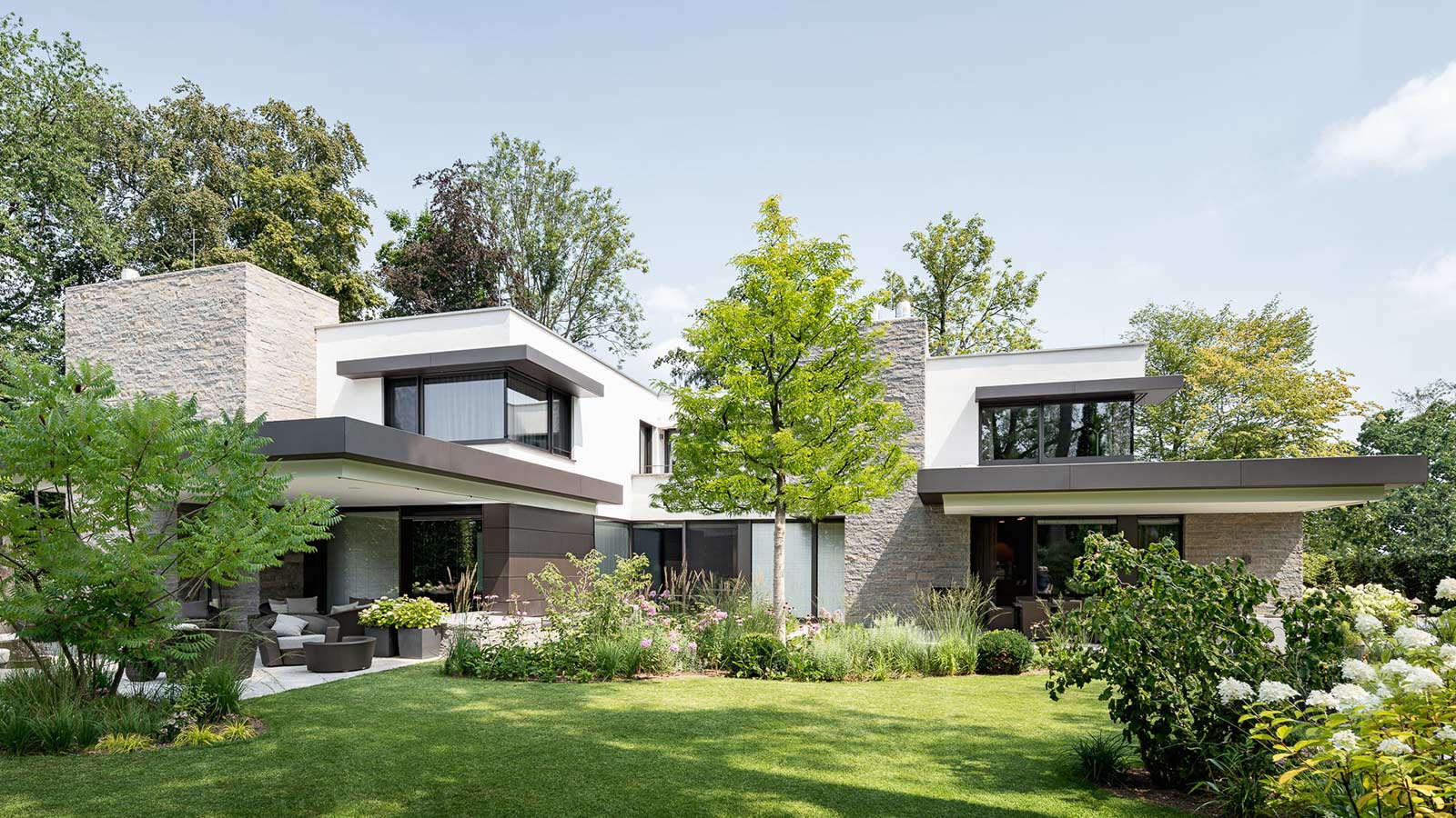 Stephan Maria Lang designs spacious home in Germany for a large family